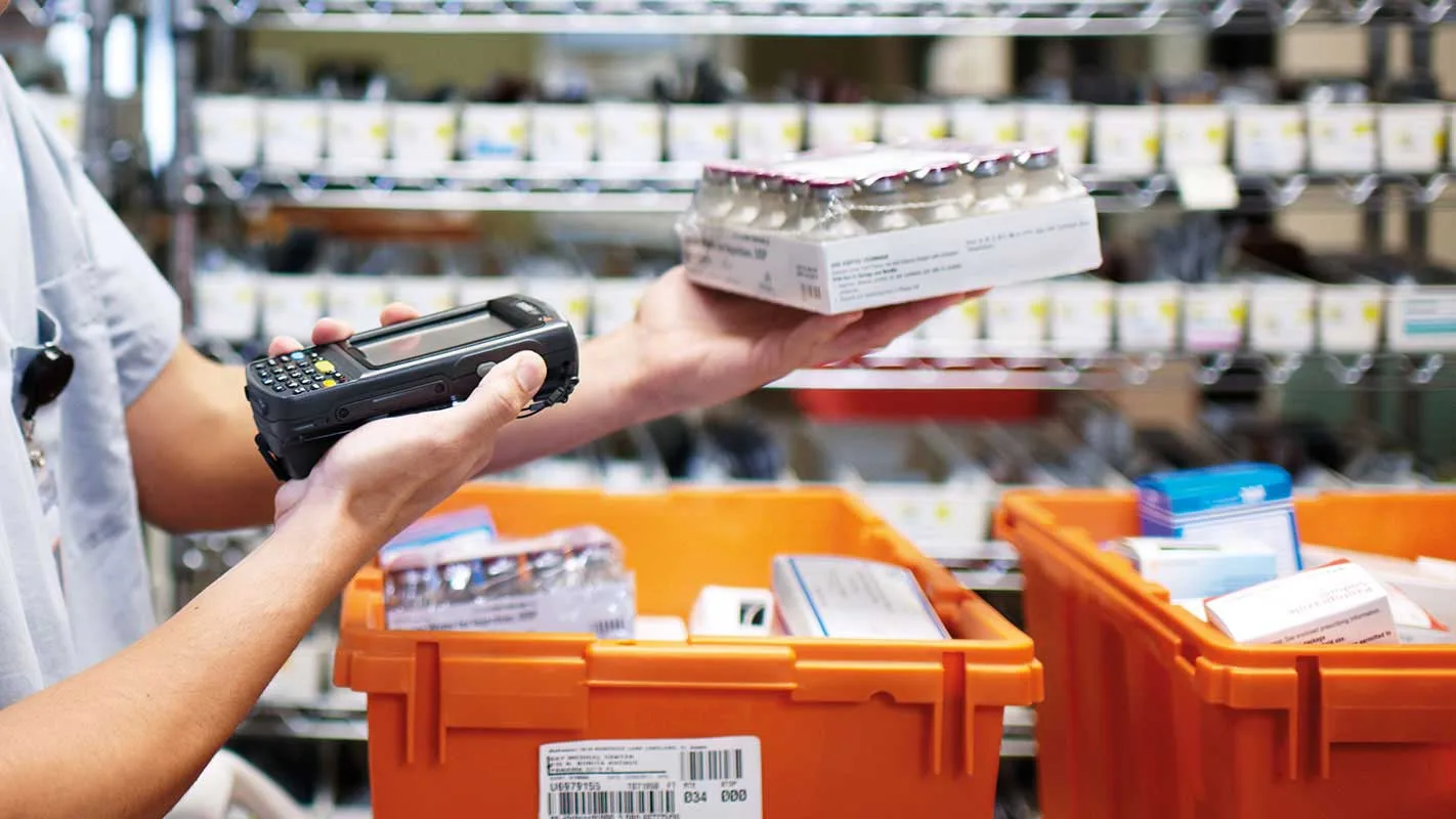 Surtido de pedidos de medicamentos con lector de códigos