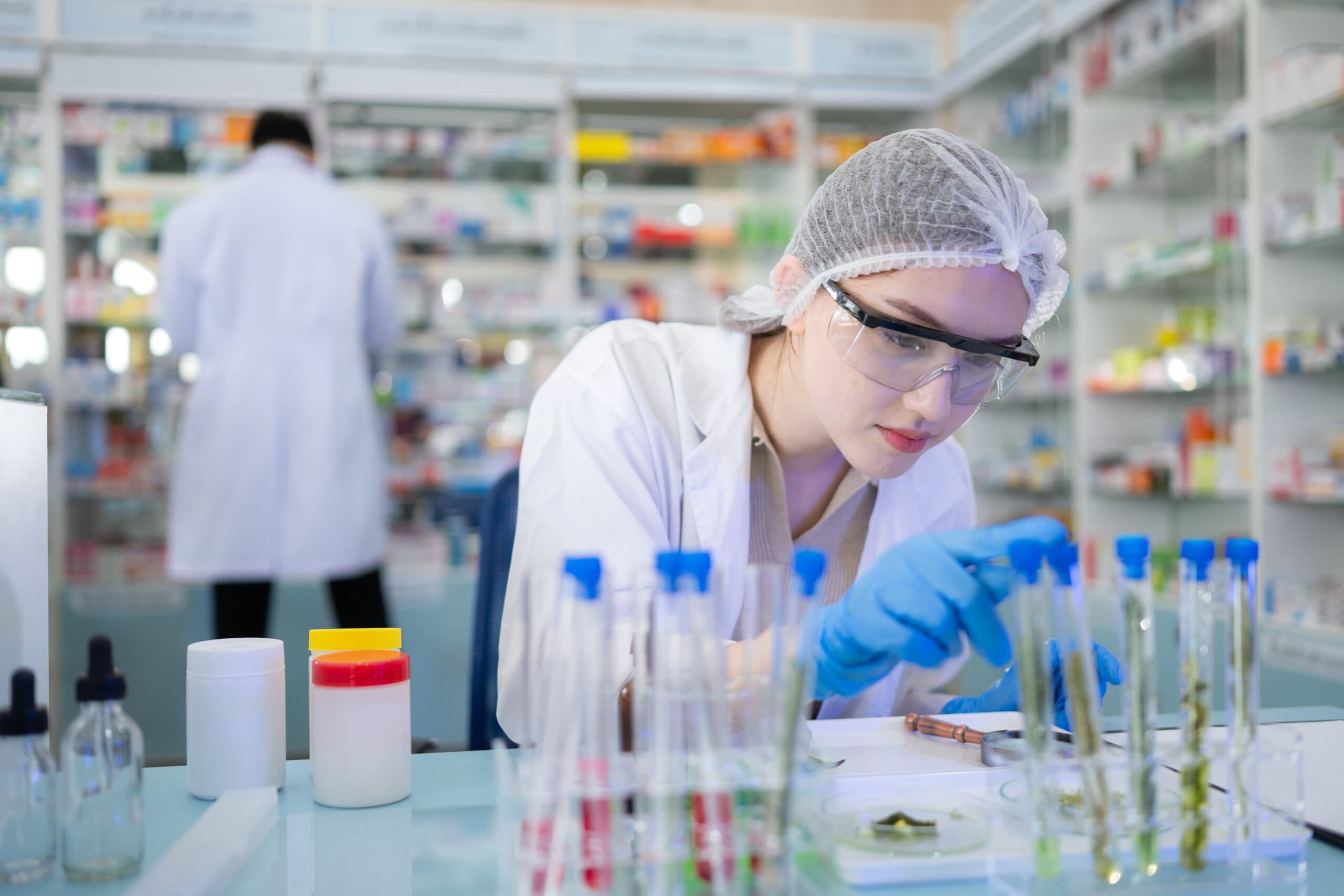 Especialista de laboratorio de DB Pharma México trabajando con muestras